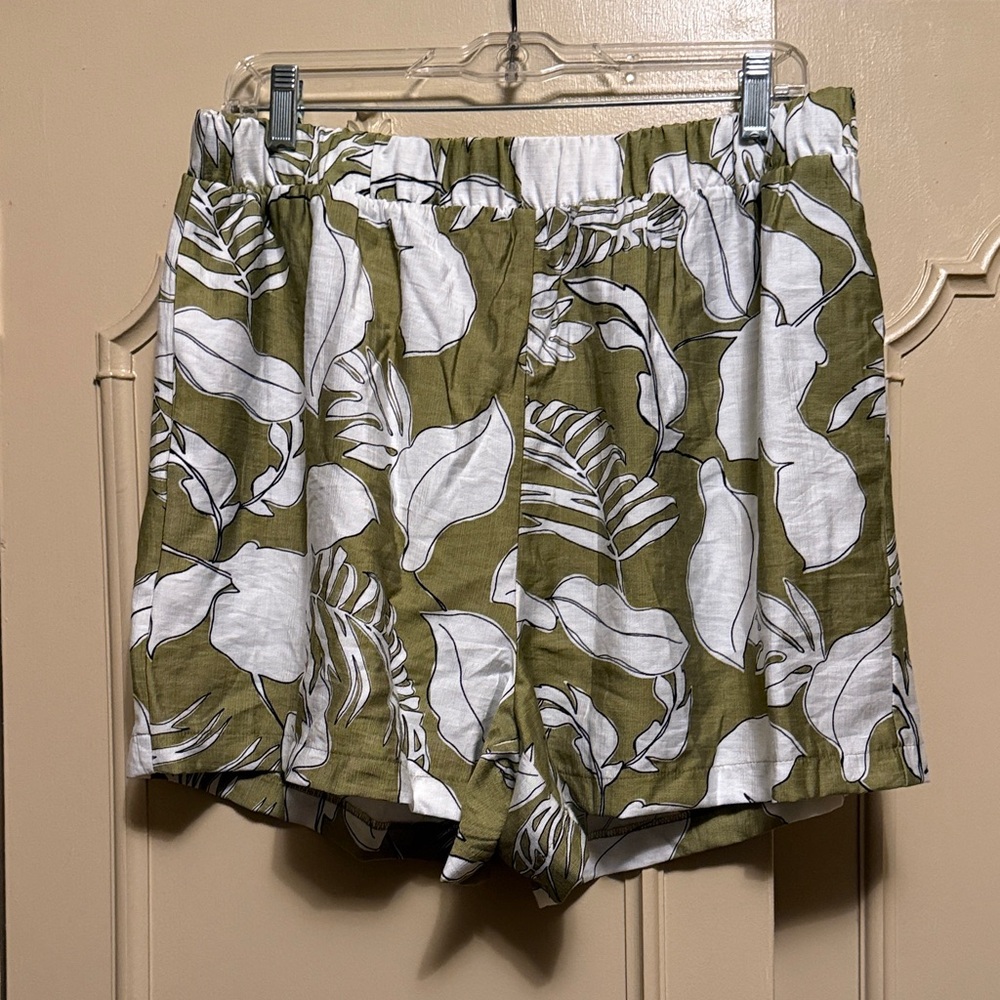Primark Leaf Print Women's Shorts in Olive Green
